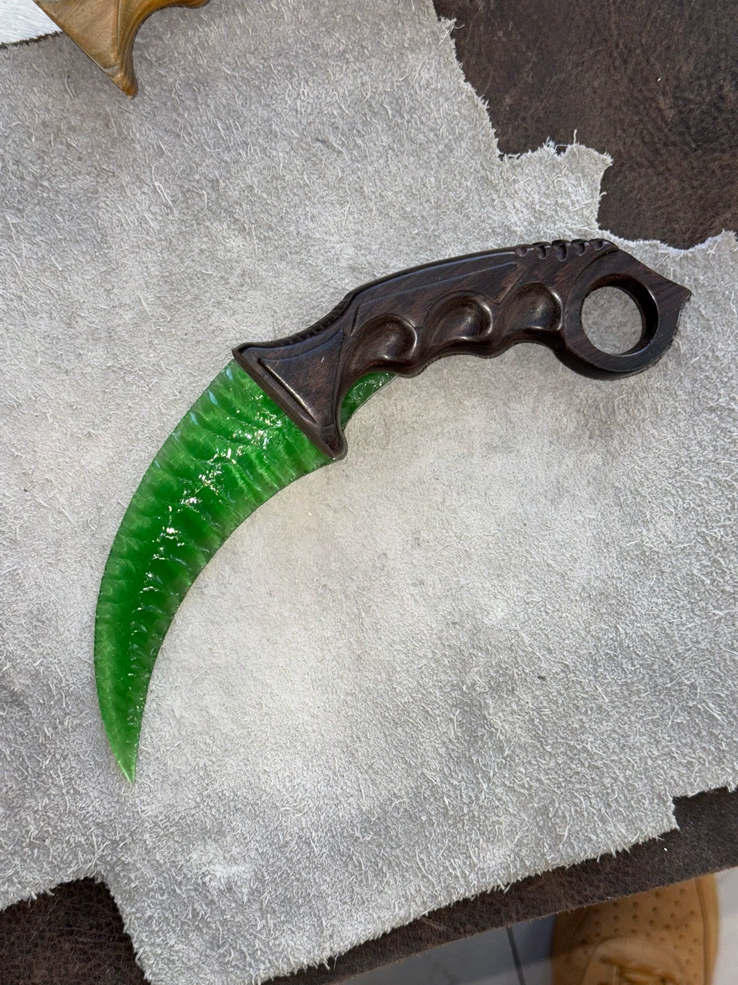 Pressure-flaked stone artifact – Customizable edge and handle colors (fixed price). Currently no stock; made to order. Production lead time available upon inquiry. Blunt/unsharpened edge.